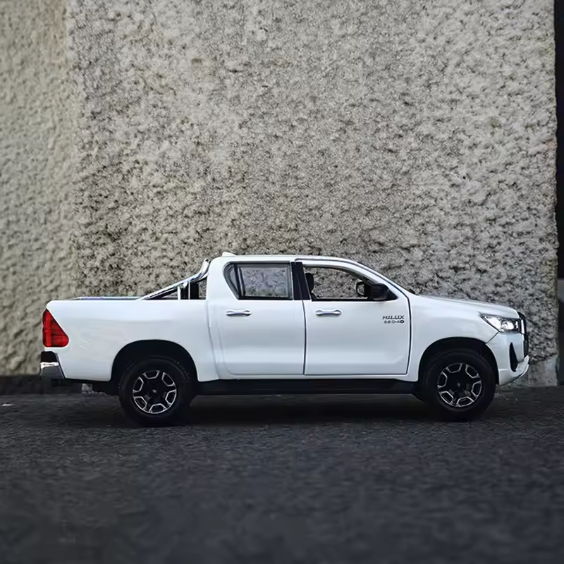 1:27 Maisto Diecast Toyota Hilux Revo/Rocco Model - White